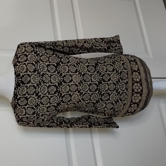 Lucky Brand boho tan black blouse size small all over print V-neck - Picture 6 of 11